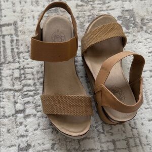 Women's Tan Sandals